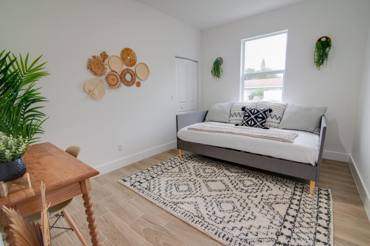 לייק וורת' Private Cottage - King Beds, Brand New, Near Beach, Golfing, Shopping & Restaurants מראה חיצוני תמונה